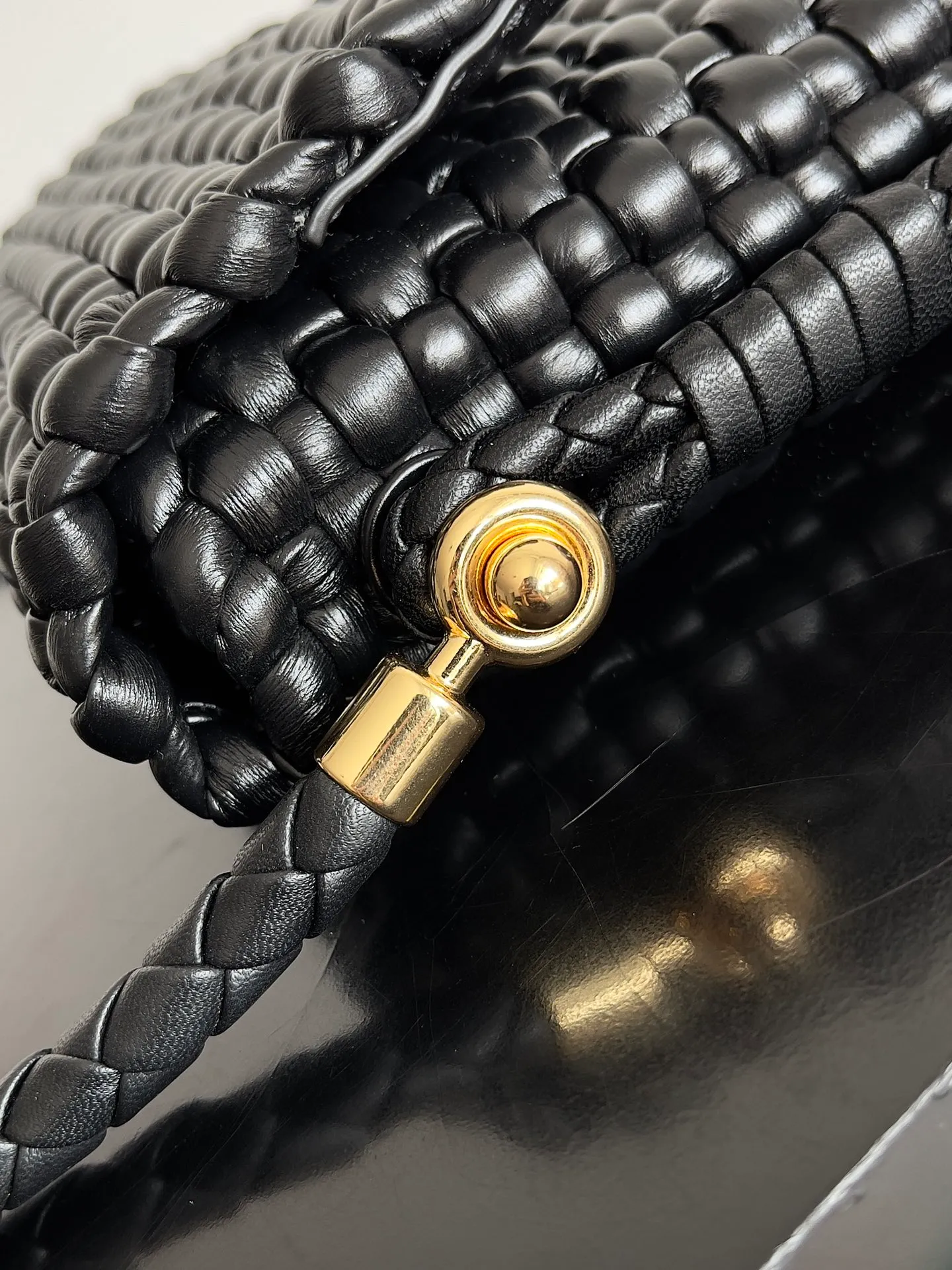 Batch 3120 Reshape the classics, Swing is back, BOTTEGA VENETA Bottega Veneta women's Swing shoulder bag is made of tubular quilted weaving technology. The unique vertical weaving of the bag is impressive. The overall style reveals a medieval style, which is in line with the current retro trend. It is simple and versatile without losing personality. It can be adapted to different styles for work and commuting. Both cross-body and hand carry are created with everyone in mind. It is a bag that does not lose its practicality and beauty [Hop Jump] [Hop Jump] Style No.: 764073 Size: 25*19*6